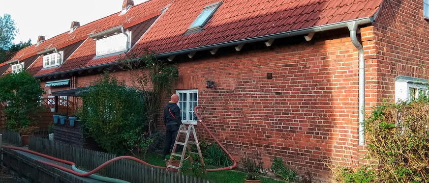 2 Einblasen der Glaswollflocken von außen per Schlauch