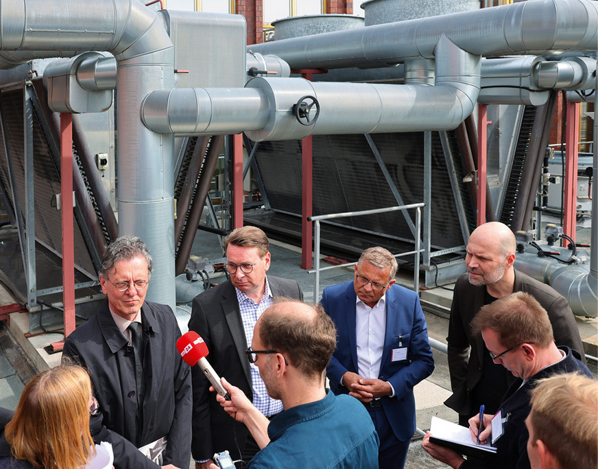 Eine große Wärmepumpe auf dem Dach des Rechenzentrums erhöht die Wassertemperatur aus der Kühlanalage auf 70 bis 75 Grad Celsius.