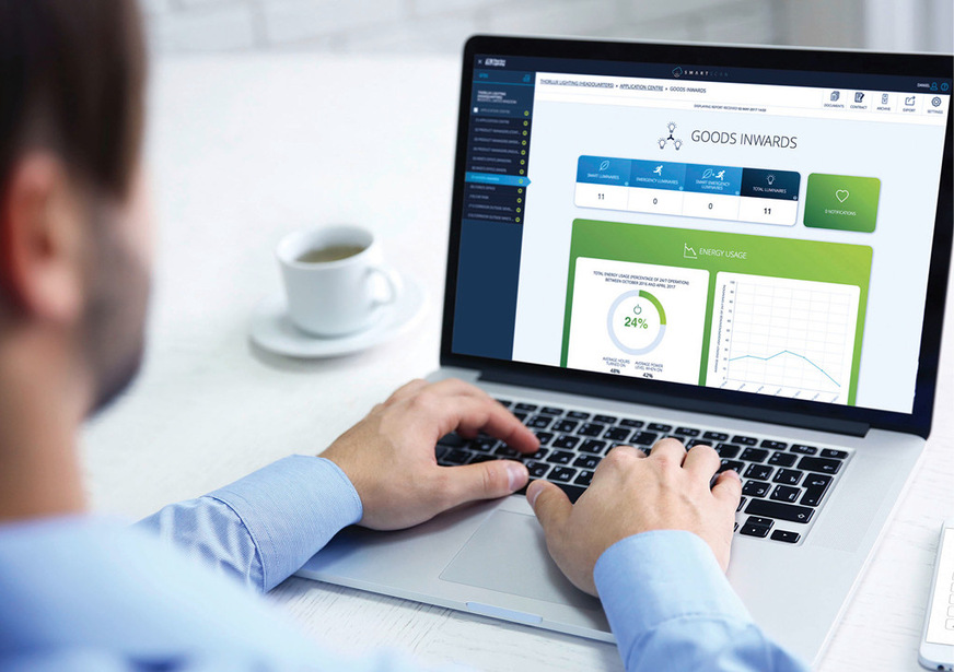 Bei modernen Lichtsteuerungssystemen lassen sich die Daten der Leuchten über eine Webanwendung überwachen.