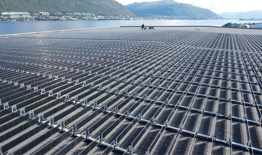 Die Anlage auf dem Dach des Lagerhauses im hohen Norden Norwegens kann durch die senkrechte Montage der Module auch die flach stehende Sonne nutzen.