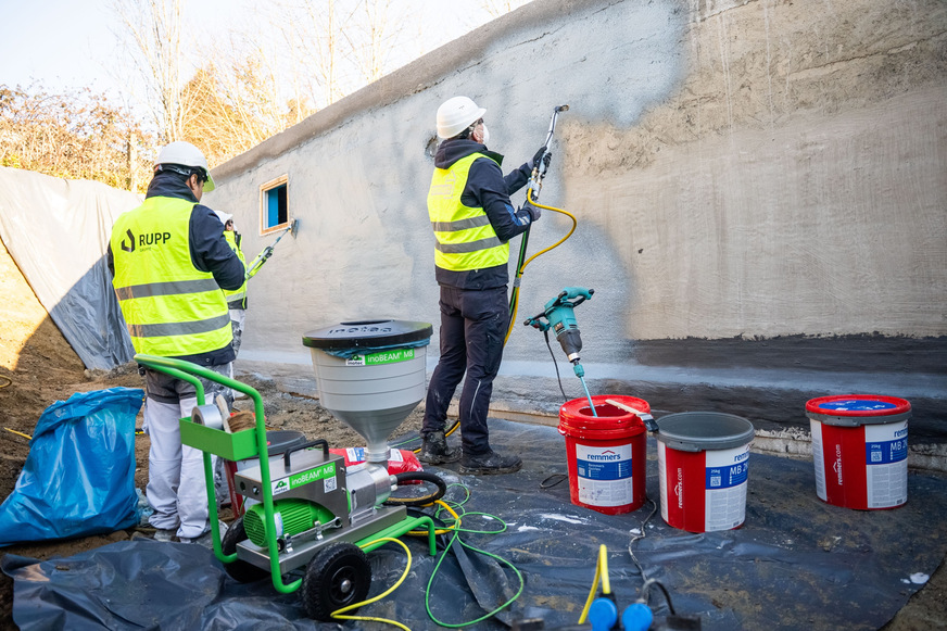 Remmers brachte seine langjährige Erfahrung in bauchemischen Produkten und reaktiver Bauwerksabdichtung ein.