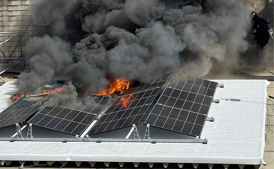 4 Der Brandversuch beim Dachsystem mit nicht brennbarer Dämmung in Kombination mit einer PVC-Abdichtung ohne zementgebundene Platte musste vorzeitig abgebrochen werden – aus umwelt- und sicherheitstechnischen Aspekten.