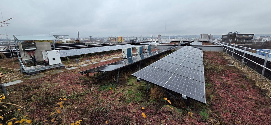 Auf den Dächern finden sich Kälteerzeugungsanlagen wie Photovoltaik-Module.