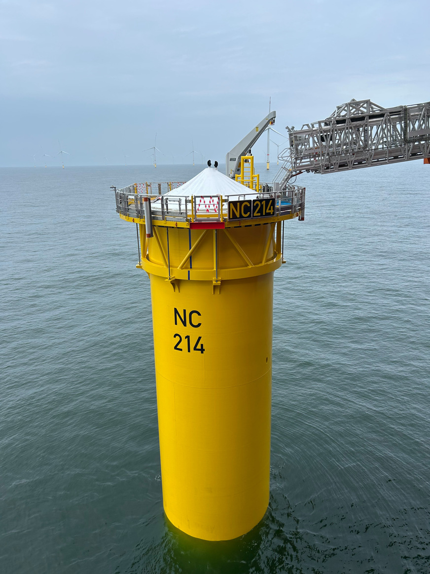 RWE setzt hier fortentwickelte Monopiles ein, die das als getrenntes Übergangselement aufmontierte Transition Piece zum Aneinanderfügen von Gründungspfahl und Windturbinenturm erübrigen. Diese Adapter sind im Design nun als spezialisierte Monopile-Verlängerung enthalten. Zugleich brachten die Monteure die sekundären Stahlelemente wie Leitern, Innenausstattung der Unterwassersäulen und Fundamentarbeitsplattform an.