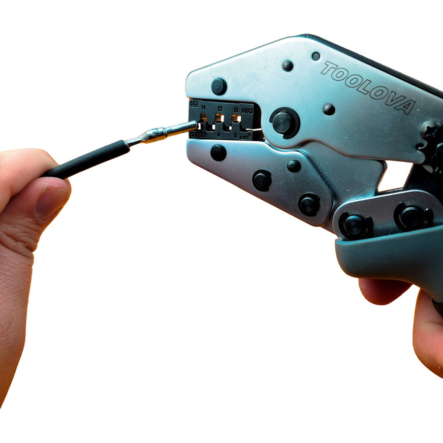 Korrektes Abisolieren ist für die langlebige Verbindung unerlässlich. Dafür wird professionelles Werkzeug benötigt.