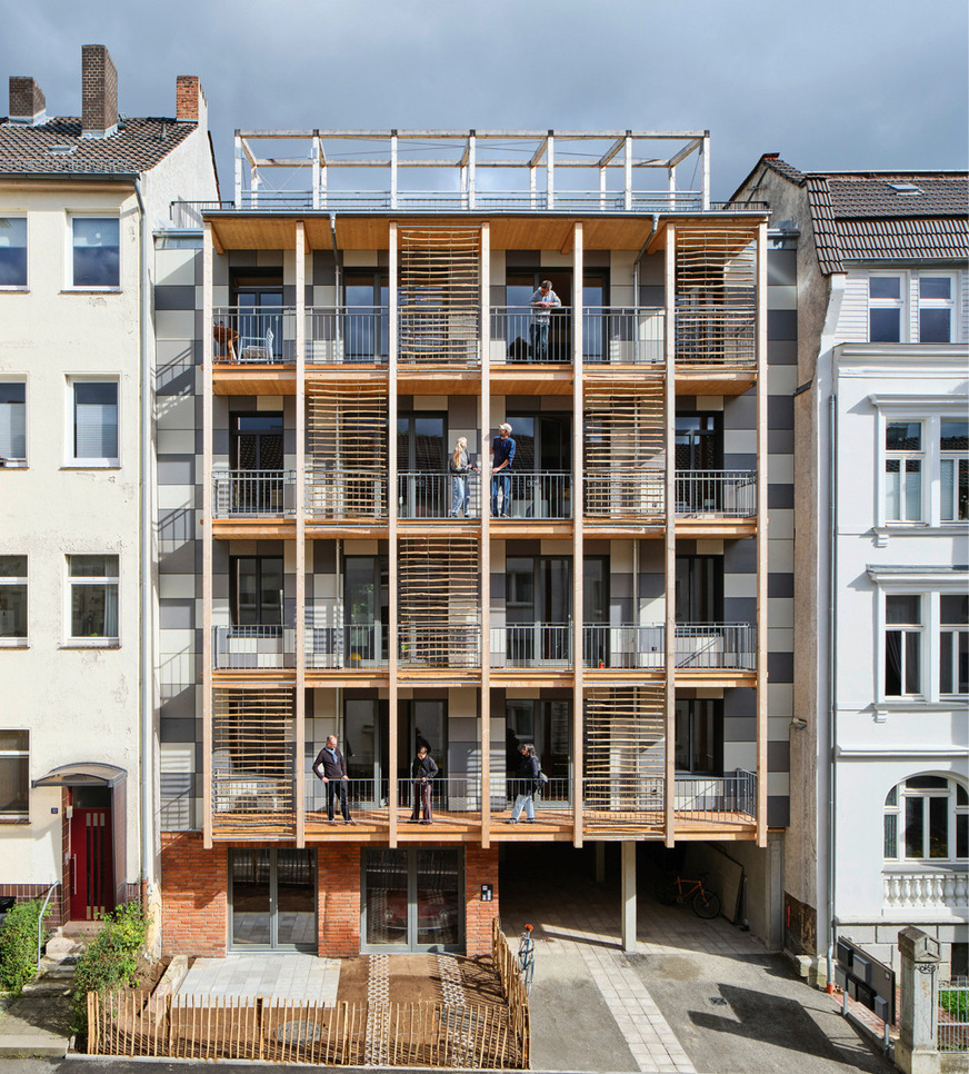 5-1 Die auskragenden Laubengänge schützen die Holzfenster vor der Witterung, verschatten die Ostfassade bei hochstehender Sommersonne und bilden den regengeschützten Wohnungszugang.