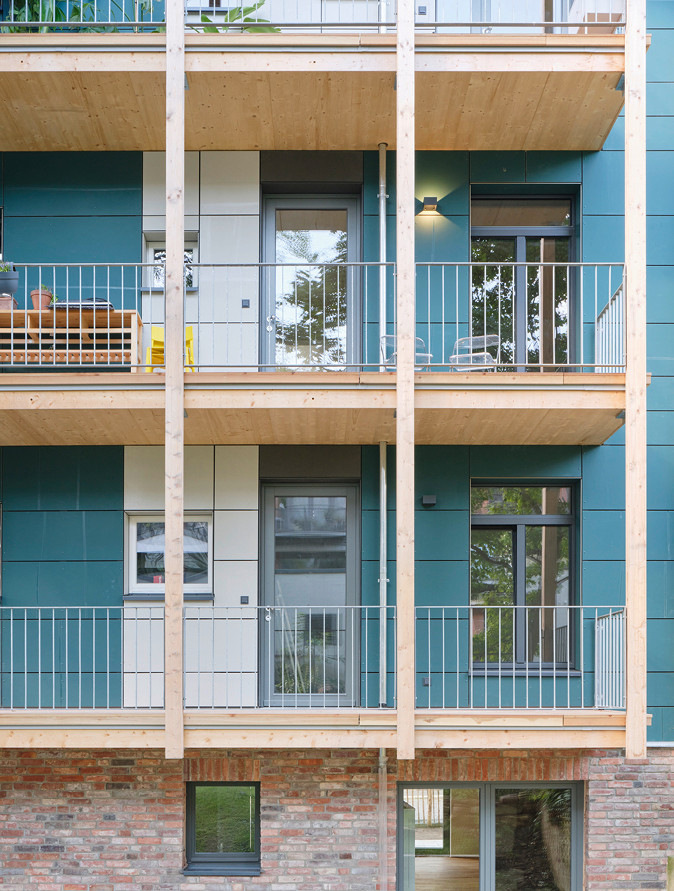 5-2 Die vertikale Erschließung der Wohnungen erfolgt über das vorgelagerte Treppenhaus aus Stahl.