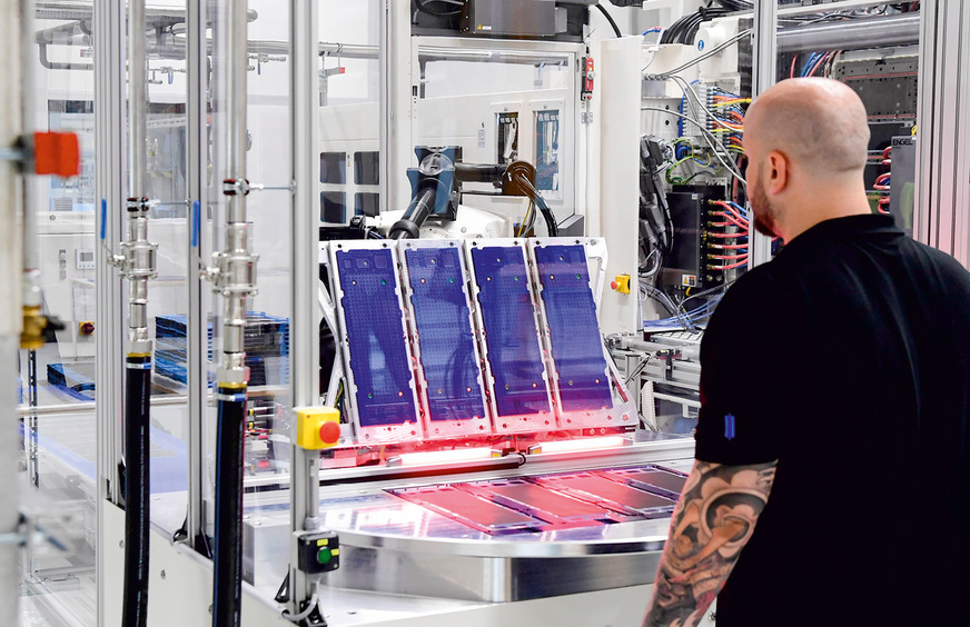 Hier wird die gerahmte Einheit aus Membran und Elektroden versiegelt und so zu einer Sealed Membrane Electrode Assembly (SMEFA).