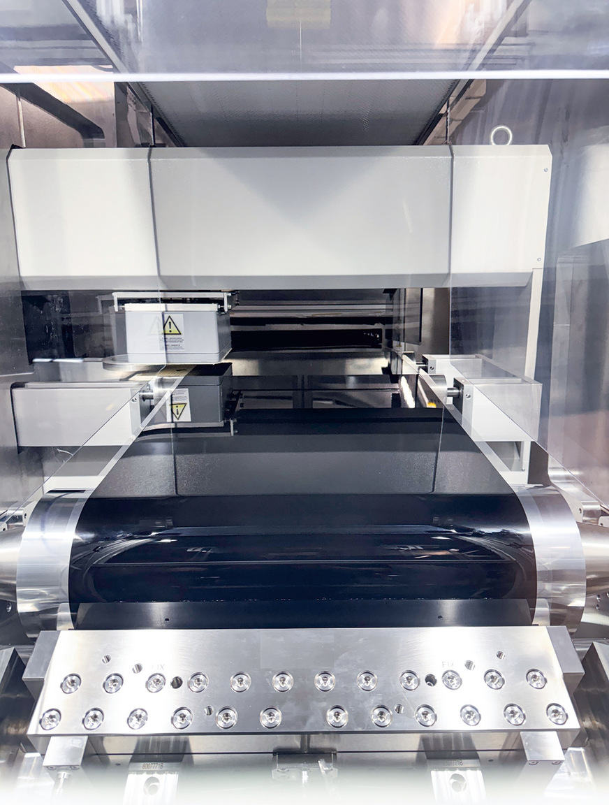 Zum Beschichten läuft die Membran über mehrere Rollen.