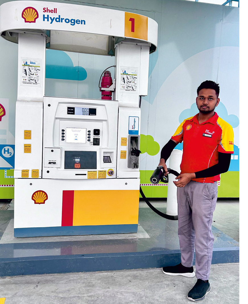 An der neuen Wasserstofftankstelle in Muscat wartet Sharik mit dem Tankstutzen auf­ ­Kundschaft.