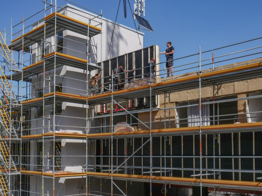 Im Bild zu sehen: Die Fassadenmontage der Feuerwache in Wannsee.