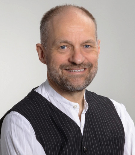 Andreas Kühl ist Diplom-Ingenieur (FH) für Bauphysik mit einer Ausbildung als Elektromechaniker. Er arbeitet als freier Texter, Content und Community Manager.