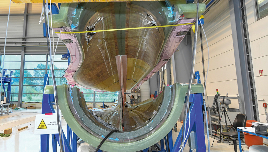 Gläsernes Rotorblatt hier im Belastungstest beim Forschungszentrum DLR mit Sensorik zum Abtasten der Lasteinwirkung – „Kluges Rotorblatt“ oder Smart Blade mit Biege-Torsionskopplung, das sich selbstständig aus zu großer Last wegduckt. Eine Versuchsanordnung von 2017.