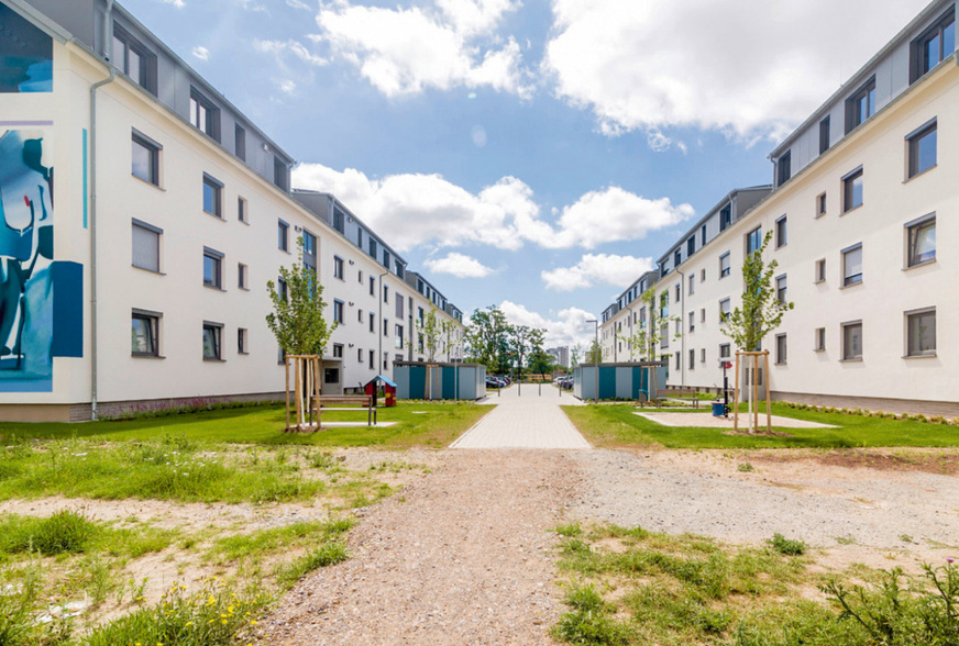 3-1 Die unterschiedlichen energetischen Standards sind den beiden Wohnblocks äußerlich nicht anzusehen (links: Square next saniert nach EnerPHit-Plus-Anforderungen; rechts: Square now saniert nach EnEV 2014-Anforderungen).