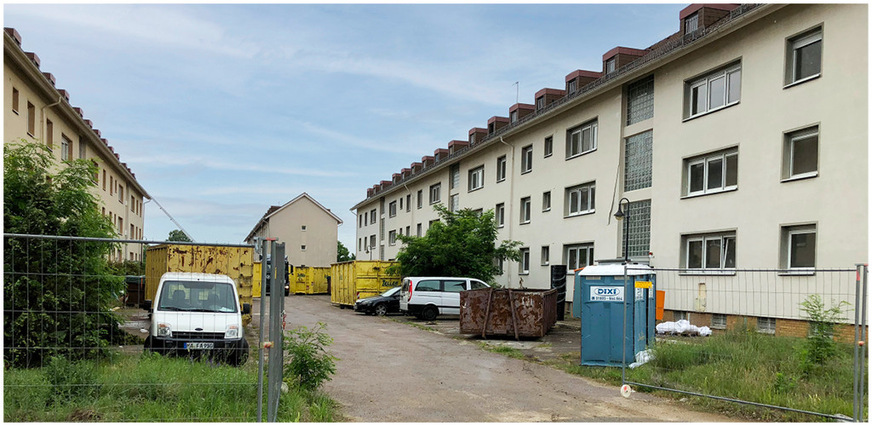 3-2 Mehr als nur in die Jahre gekommen: der Zustand der beiden Mehrfamilienhäuser vor der Sanierung mit ungedämmter Hülle, alten Fenstern und Glasbausteinen in den Erschließungszonen