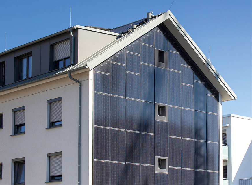 Die Anforderungen an PV-Fassaden steigen mit der Gebäudeklasse – während für GK 1-3 Erleichterungen möglich sind, gilt ab GK 4 Schwerentflammbarkeit.