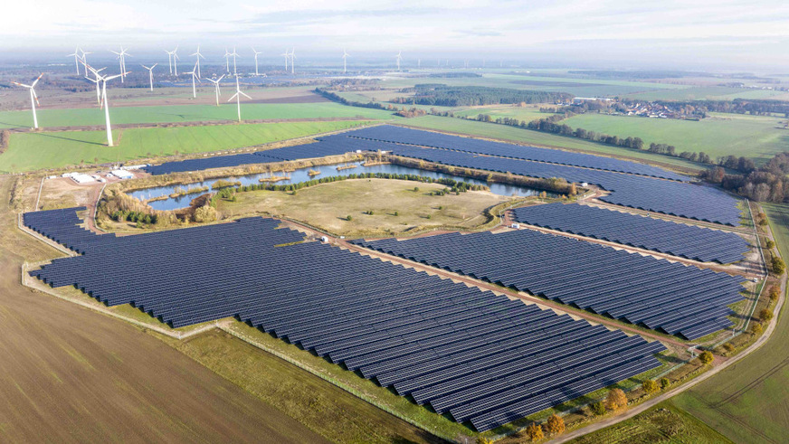 Der Solarpark in Zerbst mit angeschlossenem Batteriespeicher auf dem Gelände einer ehemaligen Kiesgrube.