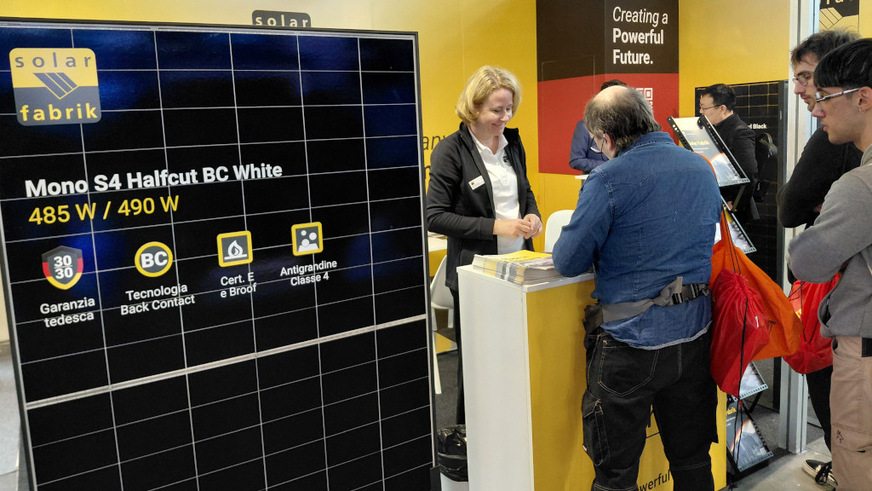 Ricarda Gutsch freut sich über das große Interesse am Stand der Solar Fabrik auf der KEY.
