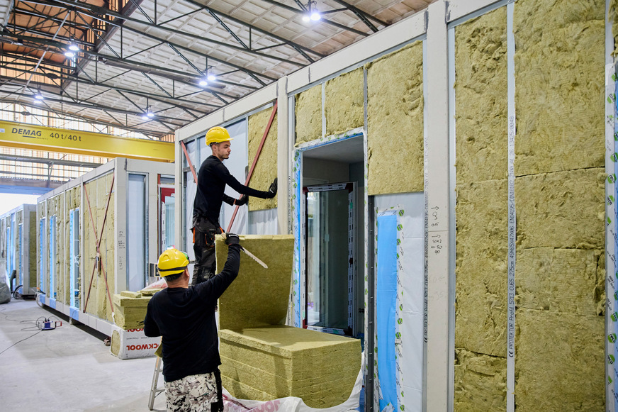 Der Verbrauch von Baustoffen wird durch Schnittpläne und gezielte Resteverwertung in der Modulfertigung effizient gestaltet.