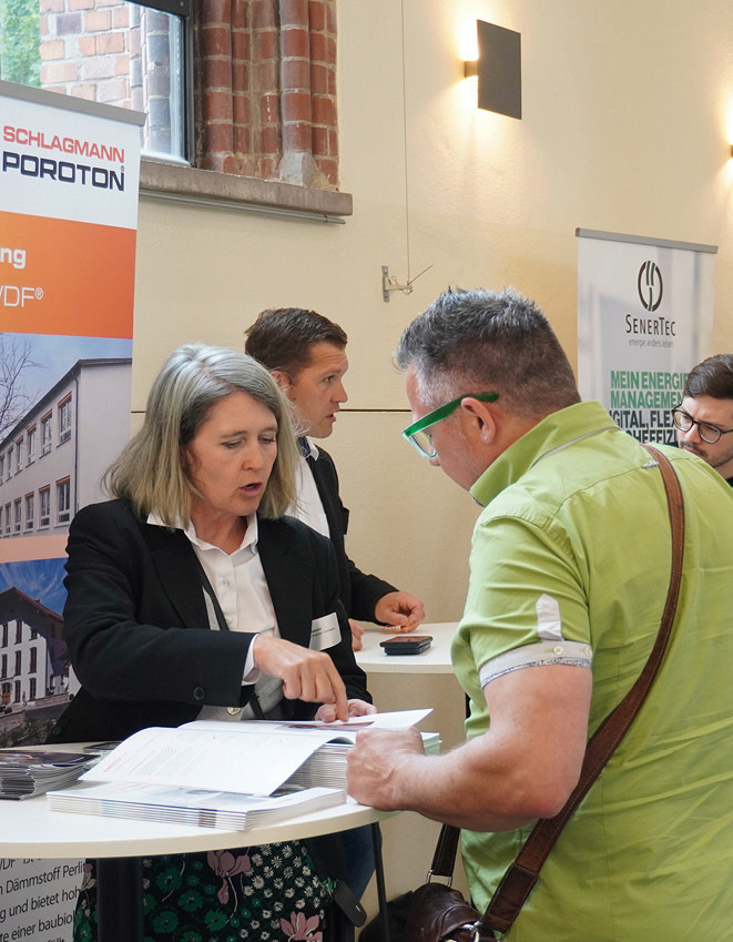 Treffen Sie Branchenfirmen und knüpfen Sie wertvolle Kontakte.