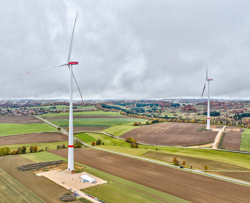 Windpark Magolsheim bei Münsingen auf der ­Schwäbischen Alb. 2025 gingen die sechs Anlagen vom Typ E175 mit breiter öffentlicher Zustimmung in ­Betrieb – zu sehen ist hier noch das Festzelt.