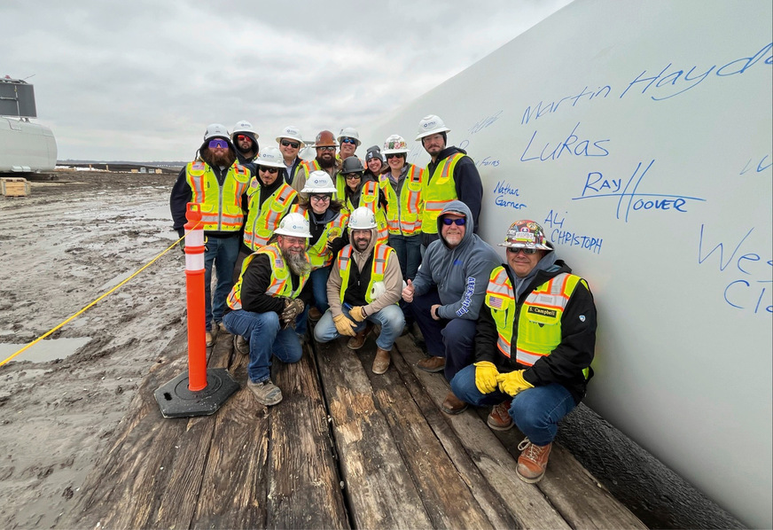 Anfang Dezember 2025 feierte Apex mit mehr als 60 Landeigentümern den Bau des Windparks Lotus Wind in Illinois. Der Windpark mit 200 Megawatt soll 2026 fertig werden.