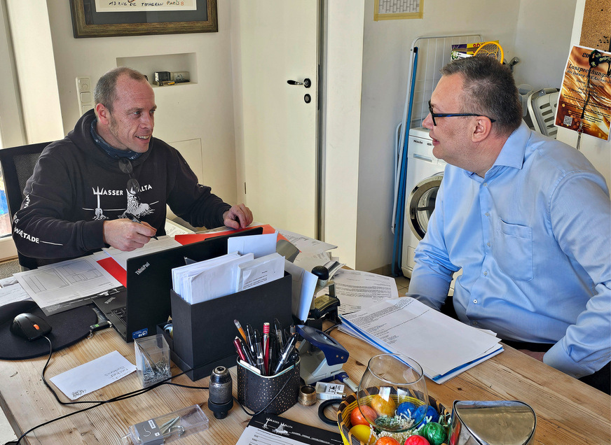 Ronny Walta (links) und Experte David Muggli läuten das Ende der Zettelwirtschaft ein.