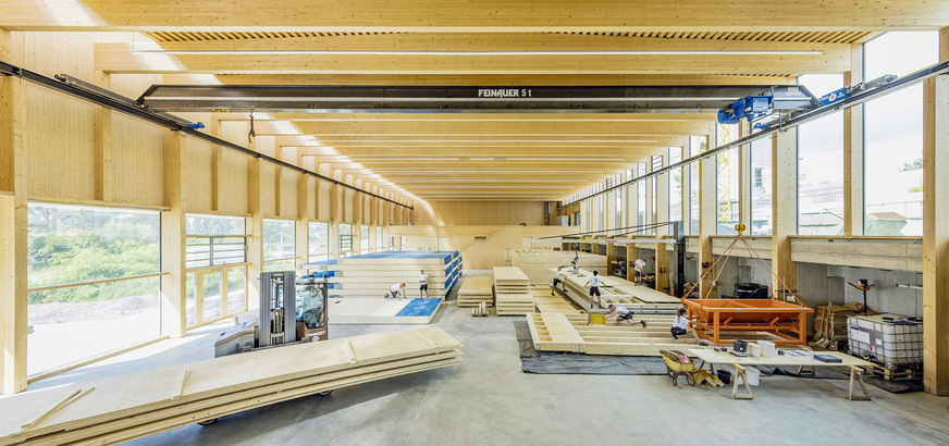 6 Die moderne Fertigungshalle mit viel Licht und Luft bietet viel Platz für die Montage großer Holzelemente – im Hintergrund die Galerie mit Schreinerwerkstatt.