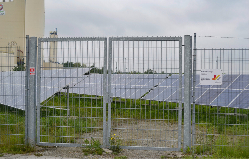 Ein Zaun schützt nicht nur die fertige Solaranlage. Auch während des Baus kann das Material dort sicher gelagert werden.