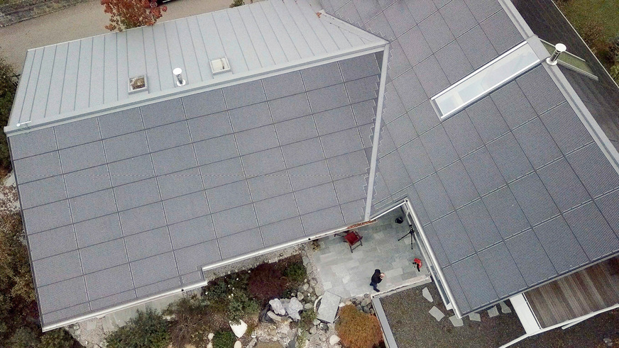 Die Solaranlage wird zur Dachhaut: Die Module werden schindelartig verlegt und erfüllen die Anforderungen an eine harte Bedachung.
