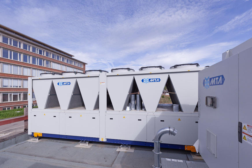 Auf dem Dach der Energiezentrale befindet sich eine Kältemaschine, die mit Solarstrom vom Holzparkhaus Kälte für das Medizinische Versorgungszentrum MVZ erzeugt.