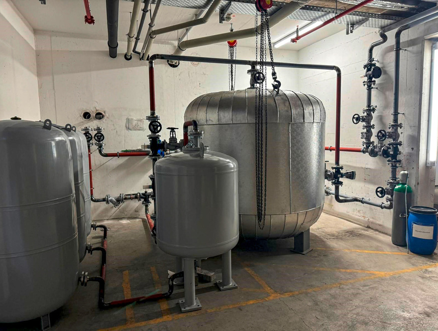 Blick in den Technikraum einer Anlage: Thermische Speicher sind das Herz der Systemtechnik.