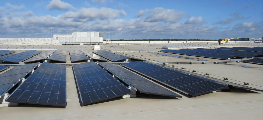 1 Großflächige Leichtdächer von Industriehallen und Logistikzentren bieten sich für die Installation von PV-Modulen an – sind die Dachaufbauten jedoch brennbar, lauern Brandrisiken, die eine Auseinandersetzung mit dieser Gefahr erfordern.