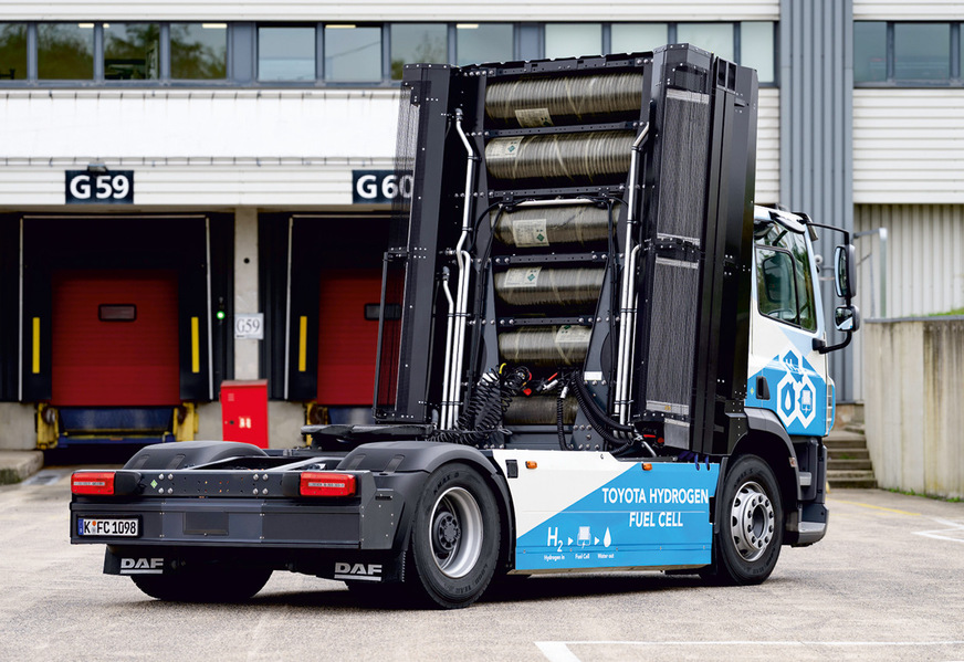 Durch die Turmanordnung der Wasserstofftanks geht beim DAF-VDL-­Toyota-Lkw kein Platz für die üblichen Abmessungen und Ladung verloren.