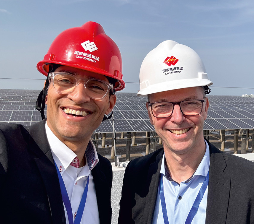 Steven Oji und Dr. Björn Lüssow vor der PV-Anlage in Rudong.