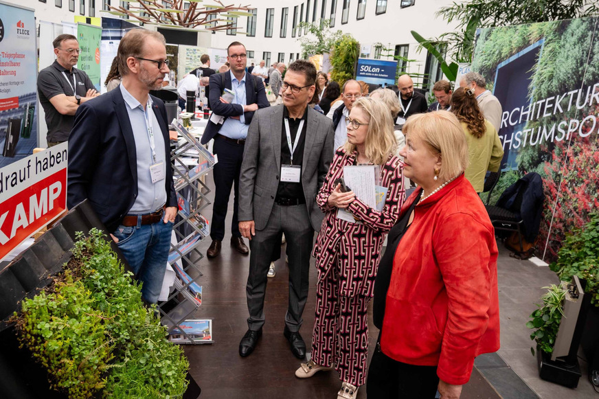 Ute Bonde, Berliner Umweltsenatorin, Bettina Hagedorn, Parlamentarische Staatssekretärin im Bundesumweltministerium, und Dr. Gunter Mann, BuGG-Präsident, beim Rundgang über die Fachausstellung. Hagedorn: „Die Innovationskraft des deutschen Mittelstandes zeigt sich dort.“