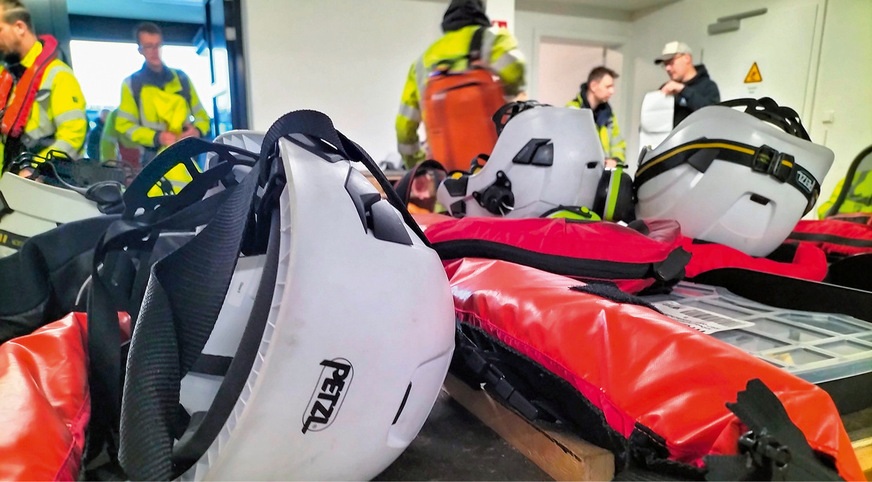 Material- und Kleidungslager, Aufbruch der Serviceteams in die See