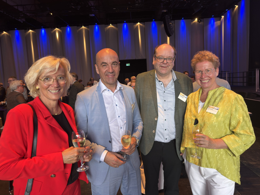 Kleine Niedersachsen-Runde (v.l.): Bärbel Heidebroek (BWE-Präsidentin), Stefan Dohler, Vorstand der EWE AG, Niedersachsens Umweltminister Christian Meyer und Silke Weyberg, Geschäftsführerin des niedersächsischen Landesverbandes der erneuerbaren Energien.