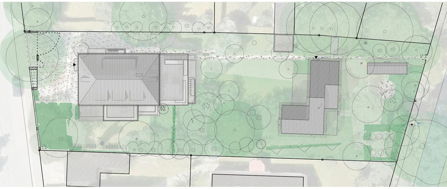 3 Grundstücksplan mit Grünbestand, M 1 : 500. Das Gartenhaus (rechts) ist über eine Nahwärmeleitung an das Haupthaus angeschlossen.