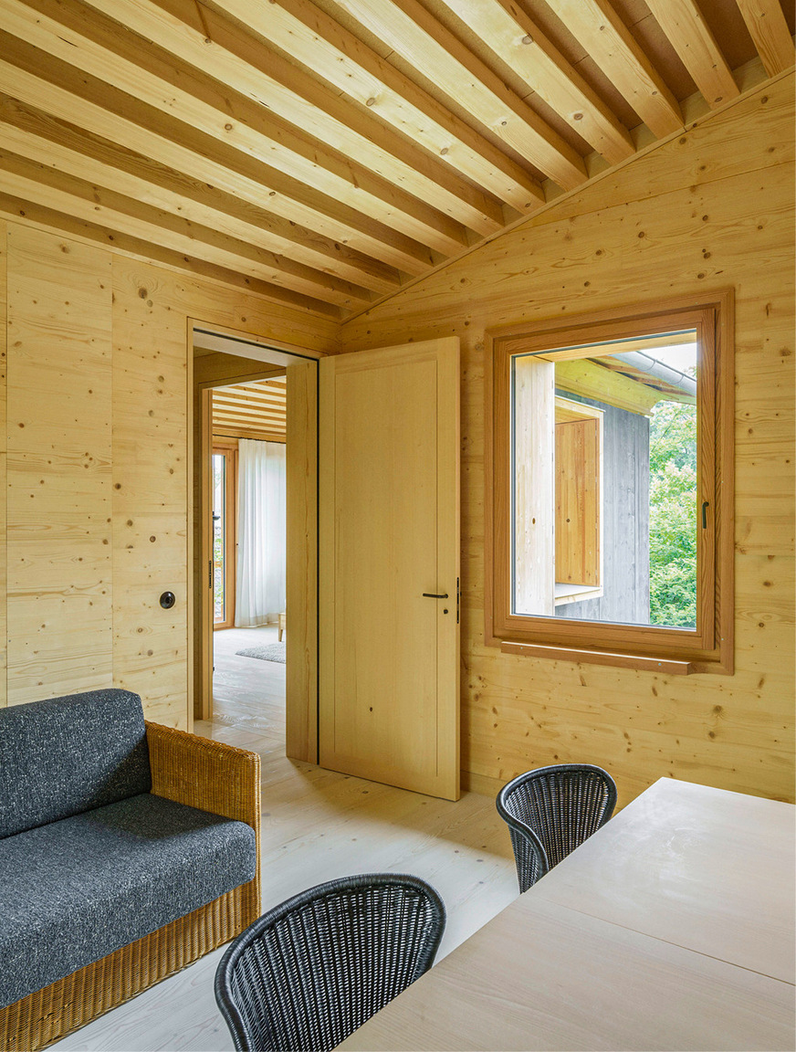 9 Lehmsteine zwischen den Holzrippen in der Decke wirken als Speichermasse und reguieren die Raumluftfeuchte.