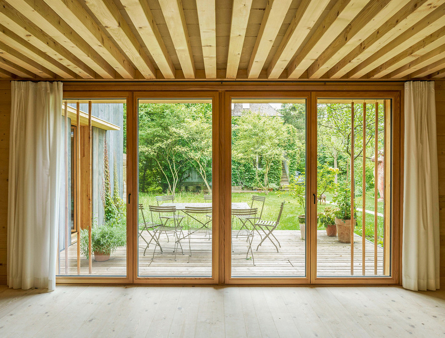 12 Der entspannende Ausblick ins Grüne wird einem Gartenhaus mehr als nur gerecht. Die tiefen Laibungen der Fenster tragen mit zur Verschattung bei und sind zugeich architekturprägend.
