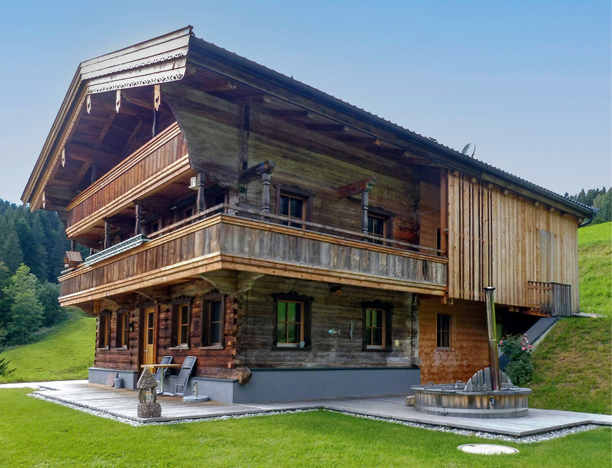 2 Bei der Sanierung dieses Bauernhauses in Tirol mit Passivhaus-Komponenten wurde auch der Sommerkomfort mitgeplant. Die 3-fach verglasten Fenster werden konstruktiv von den weit auskragenden Balkonen verschattet.