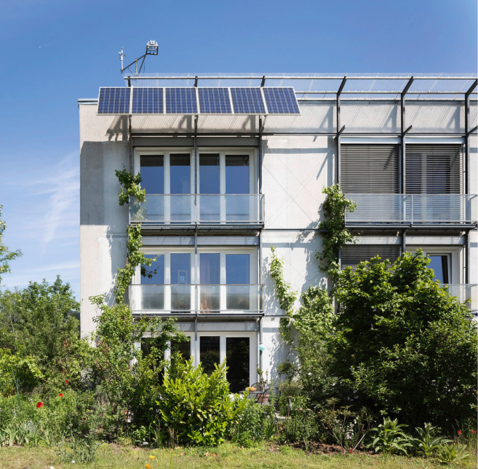 Das 1991 gebaute Passivhaus in Darmstadt-­Kranichstein mit nachgerüsteter PV-Anlage an der Fassade und auf dem Dach (4 kWp). Inzwischen wurde die Gasheizung durch eine Wärmepumpe ersetzt.