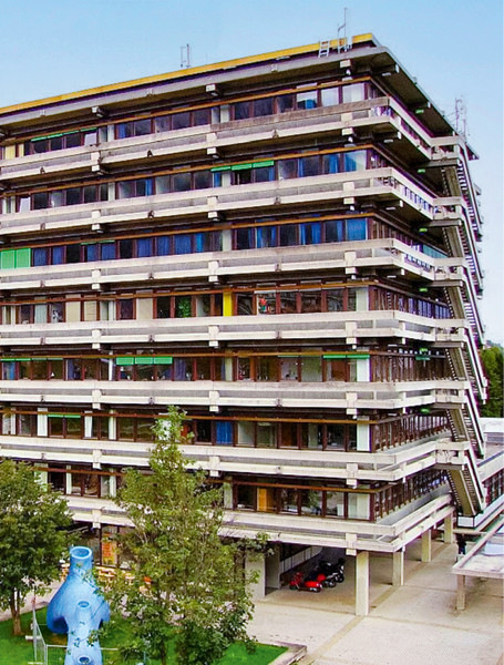 Das sanierte Hauptgebäude der Fakultät für Technische Wissenschaften der Universität in Innsbruck ist ein Leuchtturm- und Demonstrationsprojekt im Rahmen des österreichischen BIGMODERN-Programms. Dabei standen optimierte Belüftungskonzepte und moderner sommerlicher Wärmeschutz im Fokus, um Überhitzung im Sommer auch ohne energiehungrige Klimaanlagen zu vermeiden.