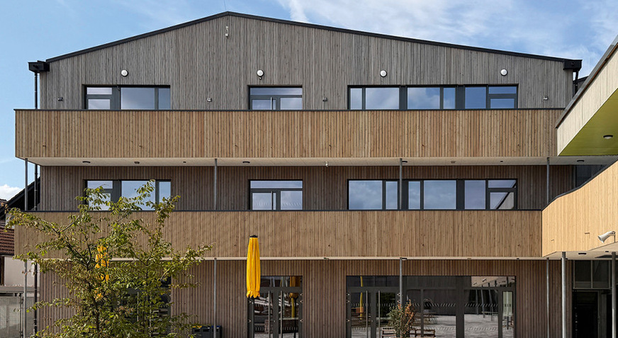 Die Kombination aus außenliegender Verschattung, Passivhaus-­Bauweise und Nachtlüftung gewährleistet bei der Astrid-Lindgren-­Schule in Weiterstadt den sommerlichen Wärmeschutz.