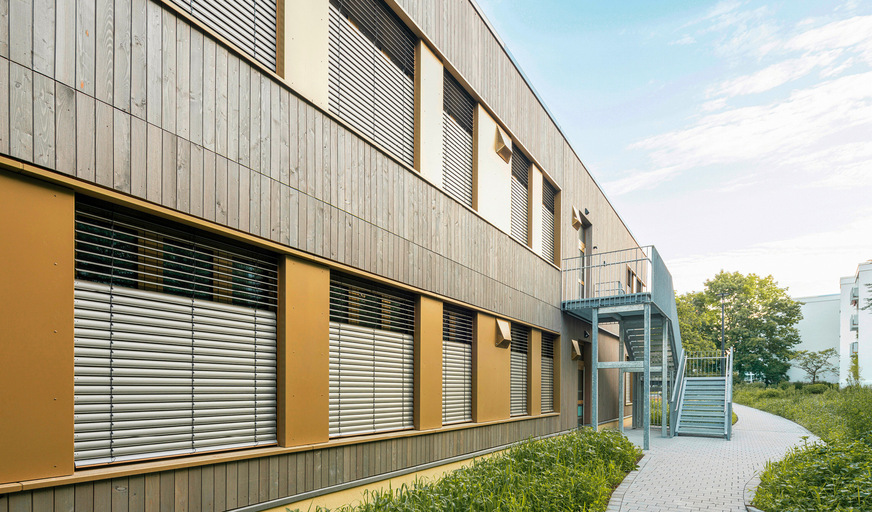 In der Tannenbergschule in Seeheim-Jugenheim werden die Raffstoren raumweise über KNX-Sonnenschutzaktoren angesteuert und können dadurch auf Sonneneinstrahlung, Temperatur und Wind reagieren.