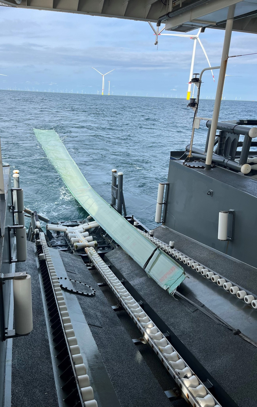 Das Rotorblatt wird über die Heckwanne an Bord gezogen