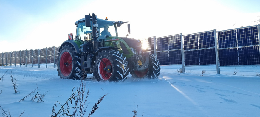 Einweihung einer Agri-PV-Anlage, im Traktor Cem Özdemir.&nbsp;