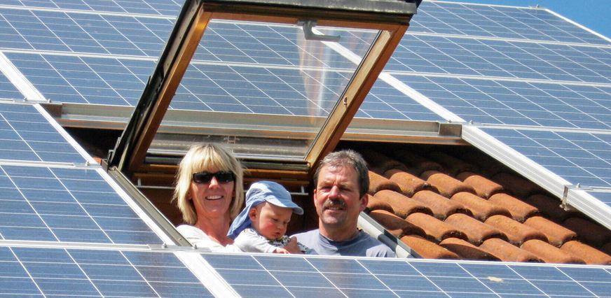 Die Betreiberinnen und Betreiber kleiner PV-Anlagen haben künftig keinen Anspruch mehr auf eine Einspeisevergütung und müssen die überschüssige Solarenergie stattdessen an der Strombörse selbst vermarkten.
