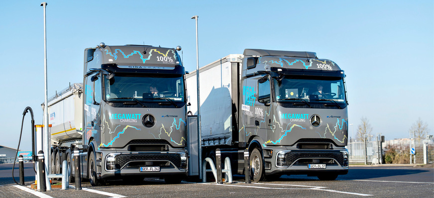 Daimler Truck hat Megawattladen mit zwei ­E‑Actros 600 auf der Strecke zwischen ­Deutschland und Schweden erprobt.